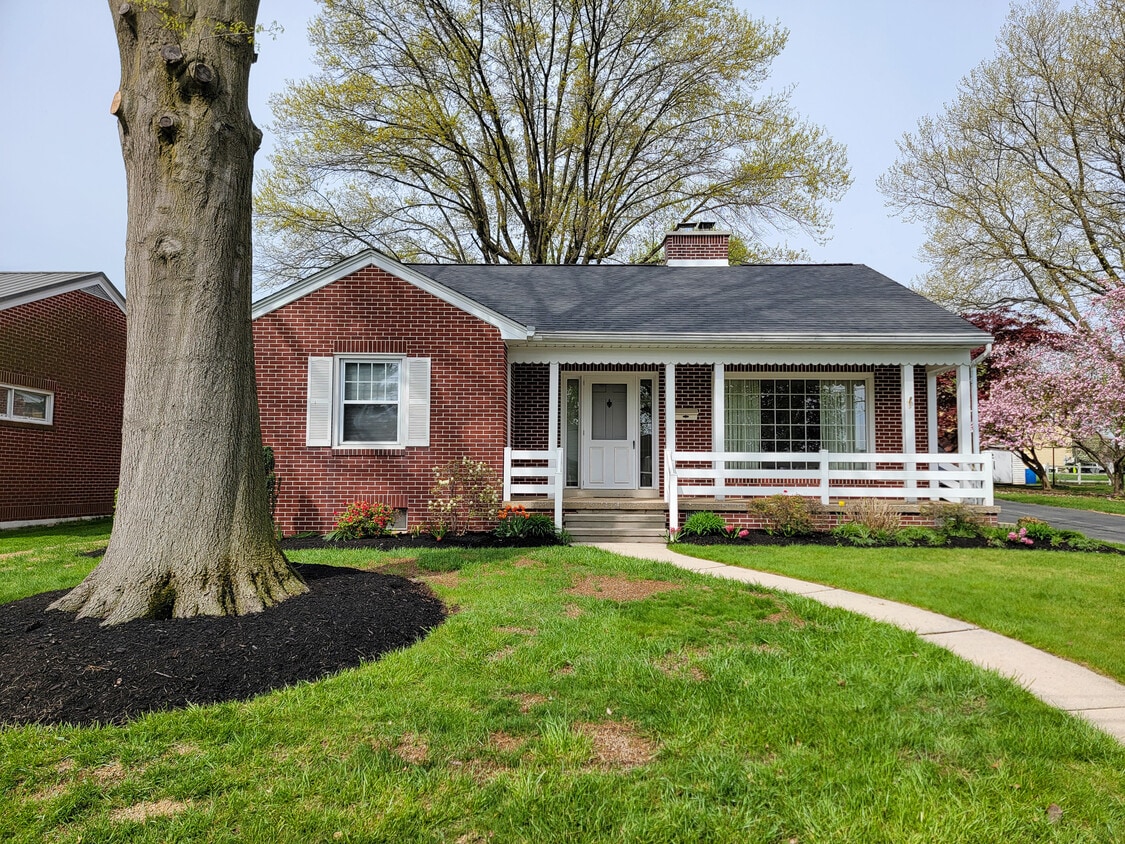 Primary Photo - 137 N Hoover St