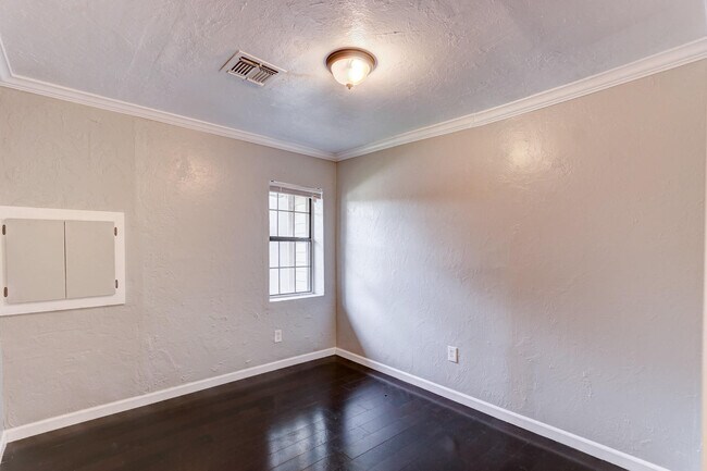 Foto del edificio - Modern 3-Bedroom Home with Spacious Deck Near Penn Square Mall!