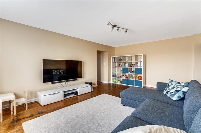 Foto del edificio - 1293 E 5th St