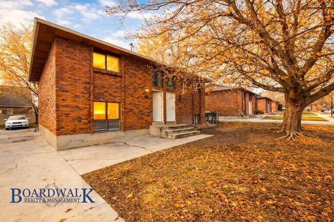 Foto del edificio - 233/235 E Julie Anna Drive