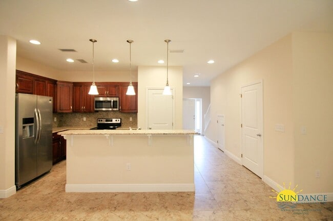 Building Photo - Nice 3 Bedroom Townhouse in The Palm Reserve