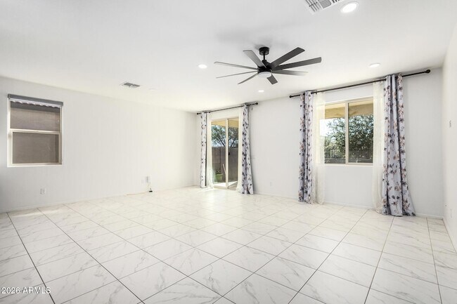 Building Photo - 665 E Rojo Way