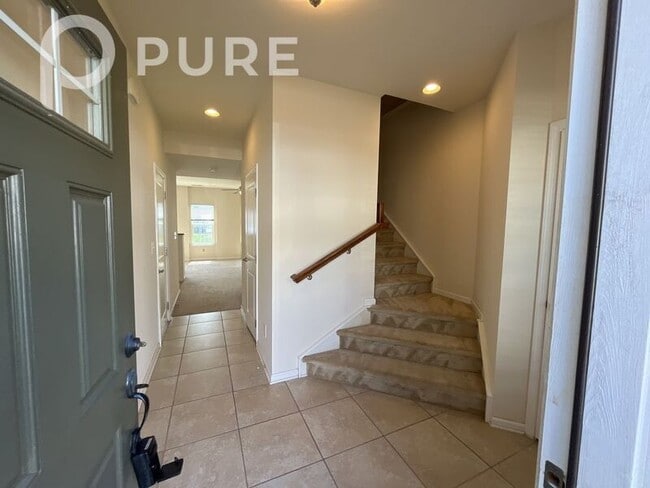 Building Photo - 2442 Silverthorn Dr