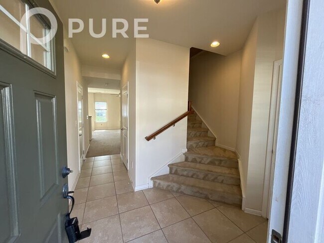 Foto del edificio - 2442 Silverthorn Dr