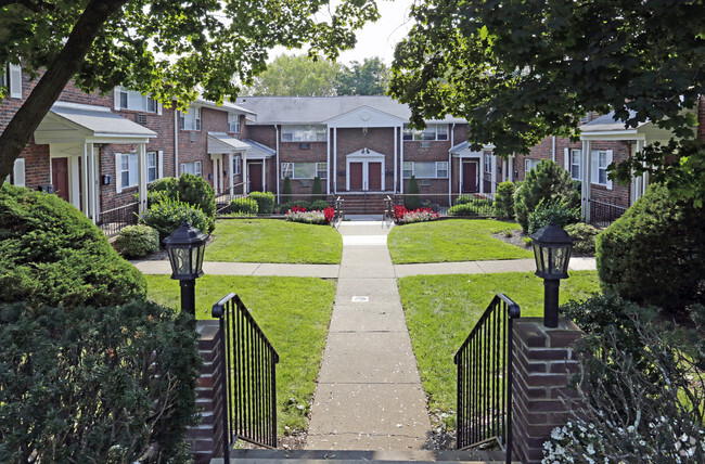 Building Photo - Willow Gardens