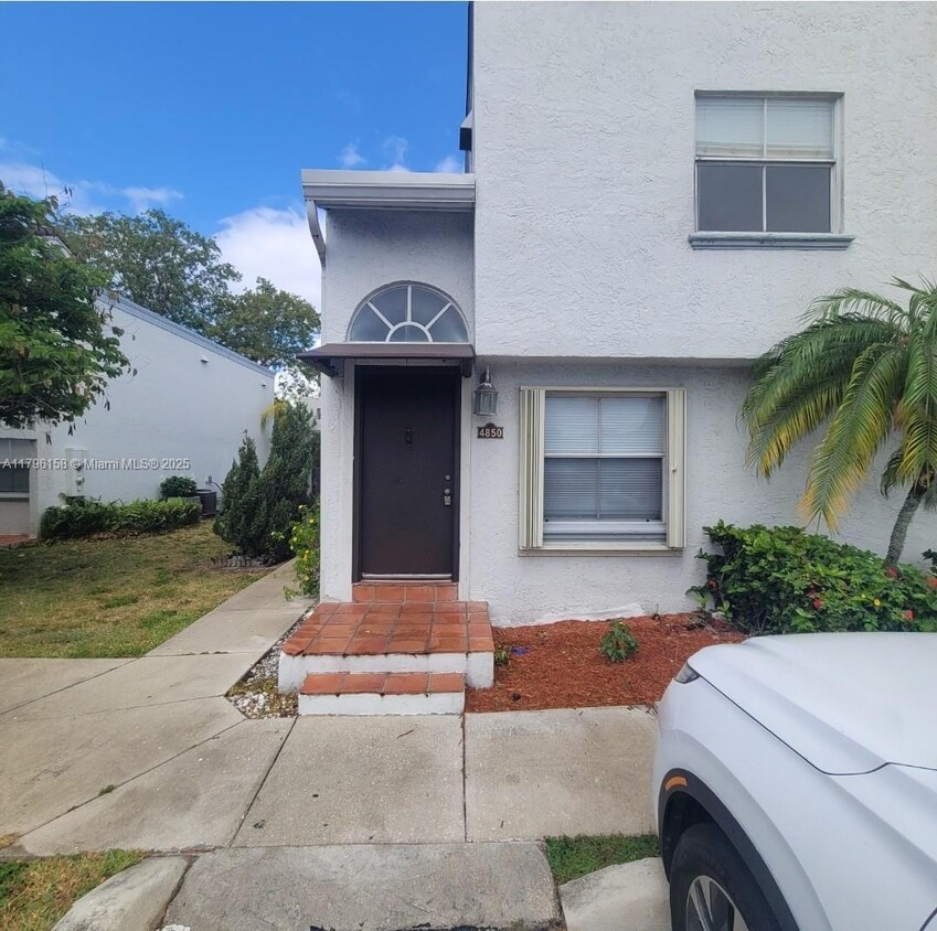 Foto principal - 4850 NW 97th Pl