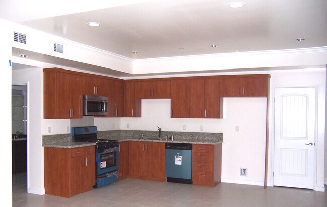 Foto del edificio - 7355 Balboa Blvd