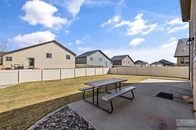 Building Photo - 4 bed 2.5 bath home for rent!