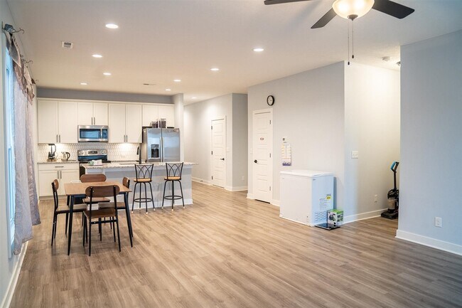 Building Photo - 952 Anise Ln