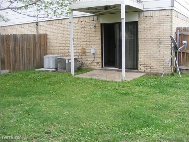 Foto del edificio - 2 br, 1.5 bath 4plex - 701 San Pedro Dr D