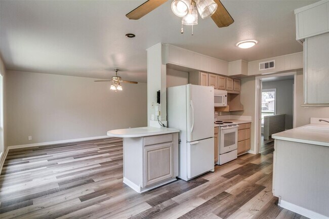 Building Photo - Fabulous modern house located in highly desirable Greenwood Hills