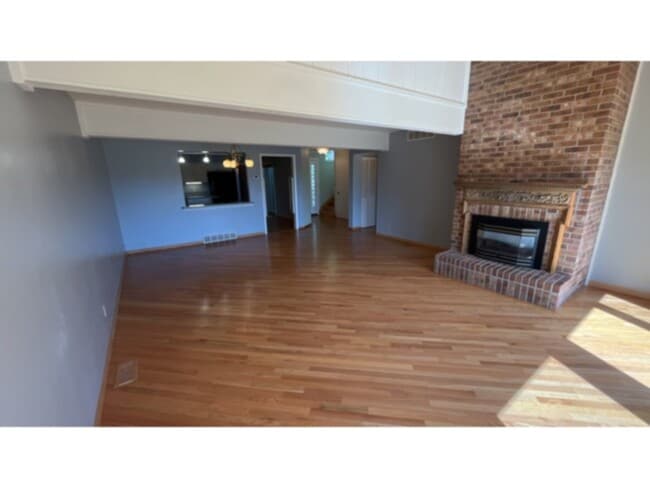 Building Photo - Awesome Townhome - right on the golf course!