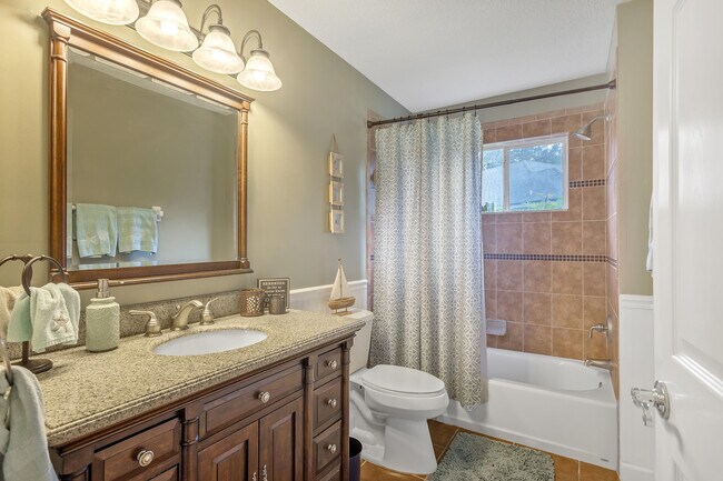 Guest Bath - 4480 Majestic Bluff Dr N