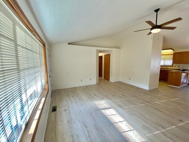 Foto del edificio - Great Ranch Style Home On A Corner Lot Wit...