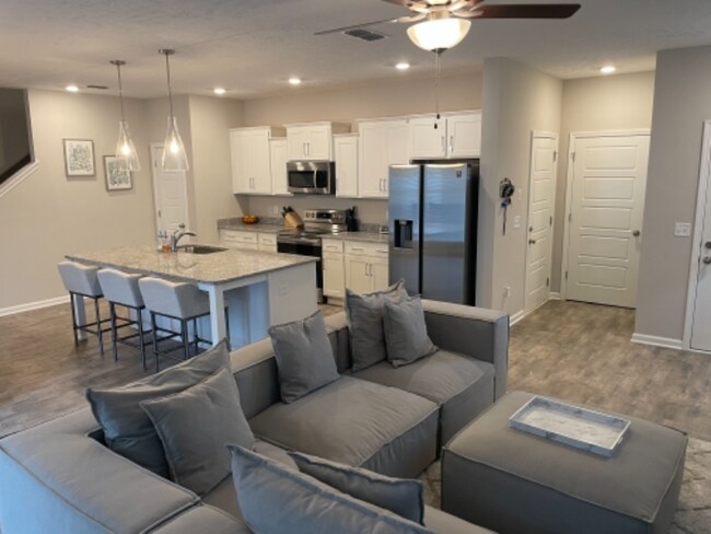 Building Photo - 4336 Doral Dr