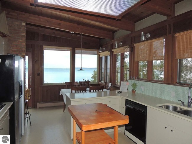 Building Photo - 213 S Shore Dr