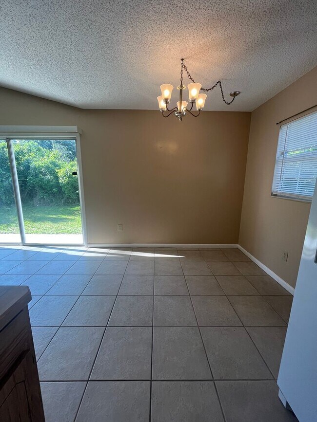 Foto del edificio - Super Cute 3bd 2bath with Florida Room!!