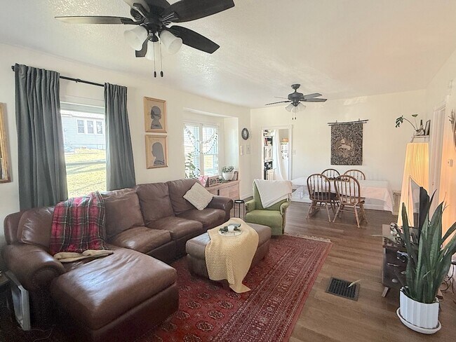 Foto del edificio - Cute WyCo Bungalow