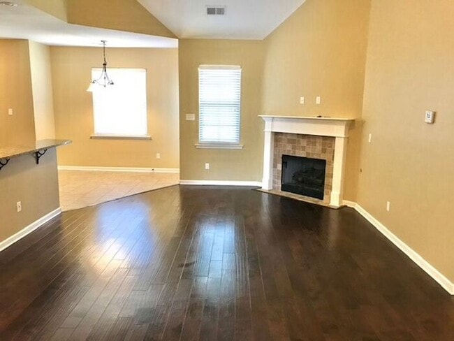 Building Photo - Now Leasing a Spacious 4 Bedroom 2 Bath Ho...