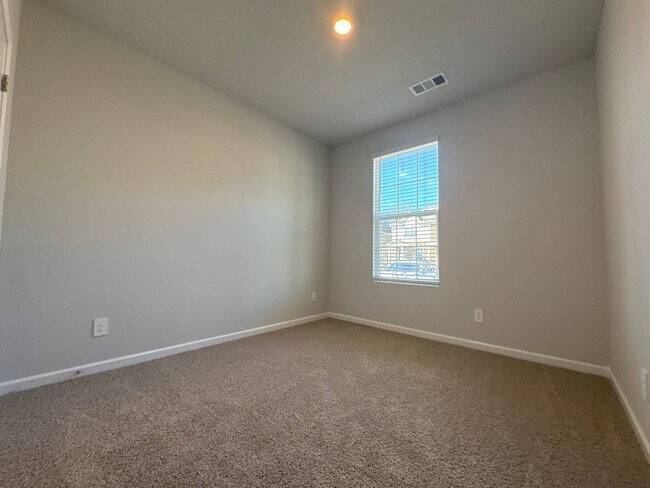Building Photo - New Year, New Home! $500 Move-In Credit Available Through 1/15/26