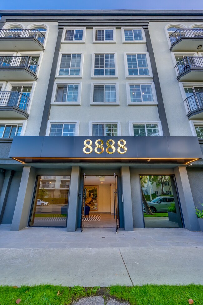 IMPRESIONANTE ENTRADA AL VESTÍBULO - 8888 W 3rd St