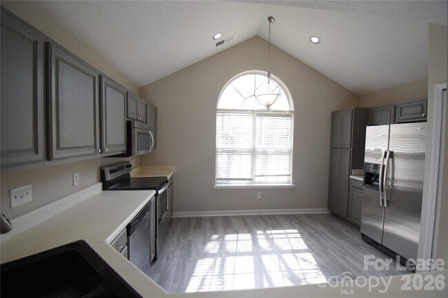 Foto del edificio - 8616 Robinson Forest Dr