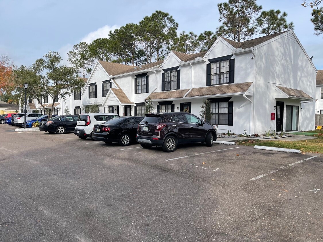 Vista de calle - Saint Andrews Square Townhomes