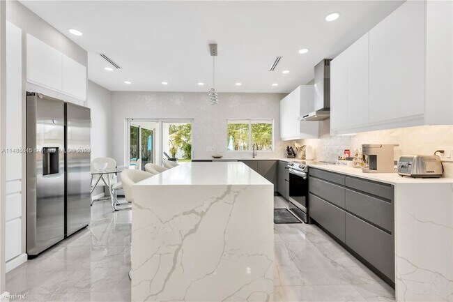 Foto del edificio - 6 br, 4 bath House - 1611 SW 54th Ter