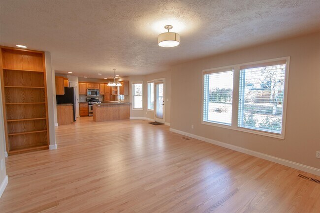 Building Photo - 1730 N Sevenoaks Way