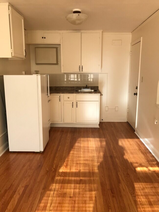 kitchen area - 1522 Saint Clair Ave