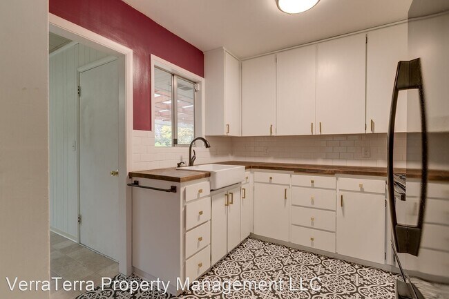 Building Photo - 3 br, 1 bath House - 13717 Stone Ave N