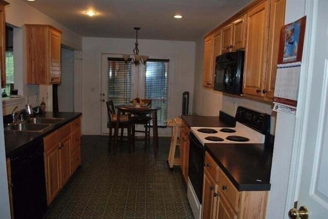 Building Photo - 581 Forest Hill Dr