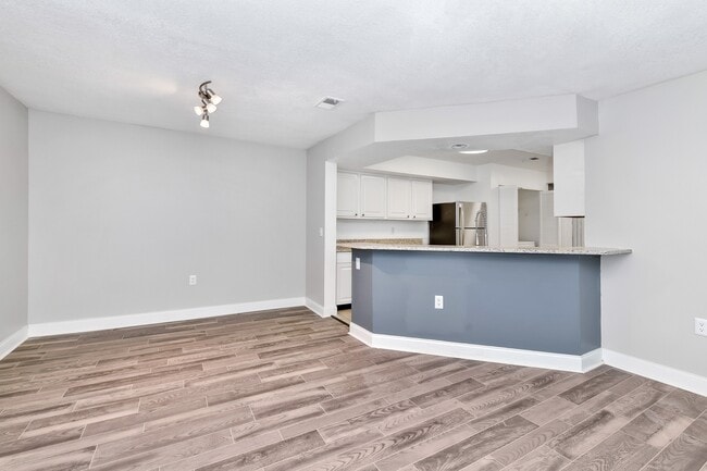 Foto del edificio - Village Townhomes