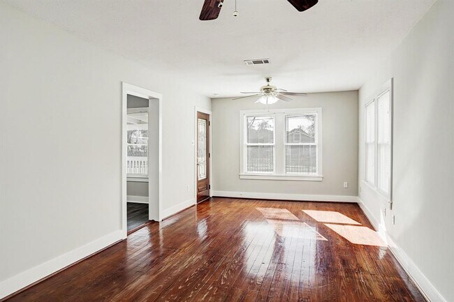 Foto del edificio - 1011 W 23rd St