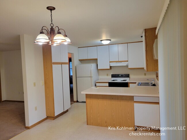 Building Photo - 1204 N Forest Ln