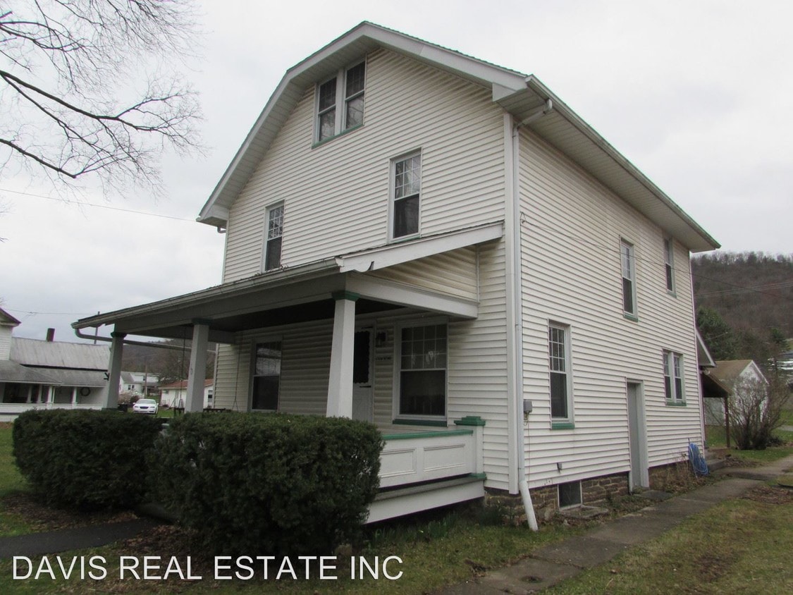 3 br, 1.5 bath House 10 West Main Street House Rental in Loganton