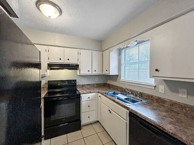 Building Photo - 1834 Southaven Cir N
