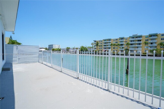 Foto del edificio - 7925 Crespi Blvd