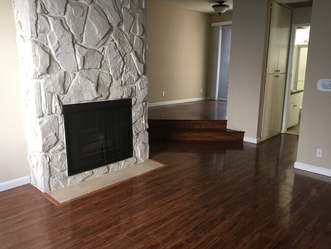 Building Photo - 11315 Moorpark St
