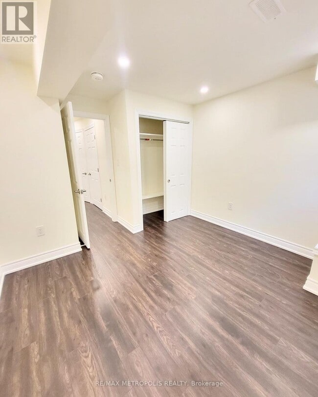 Building Photo - 923 Penson Cres