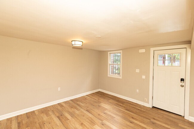 Foto del edificio - 2BR/1B in historic Anacostia. HUGE back yard