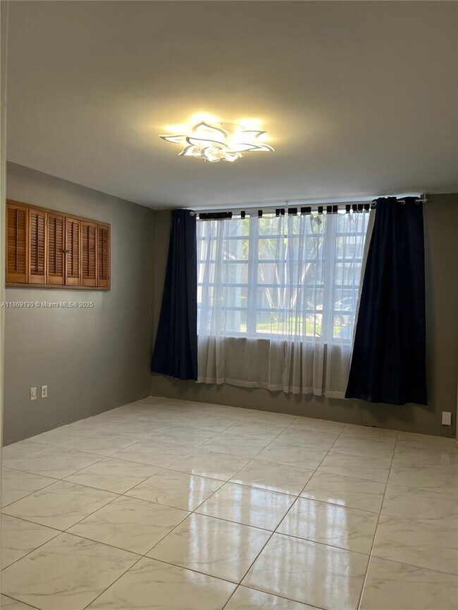 Foto del edificio - 1710 NE 191st St
