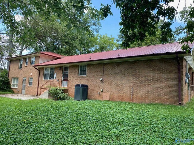 Foto del edificio - 3811 Holmes Ave NW