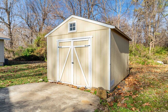 Building Photo - Newly Remodeled 2 Bed 1 Bath Home