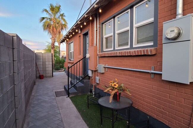 Building Photo - 324 N 13th Pl