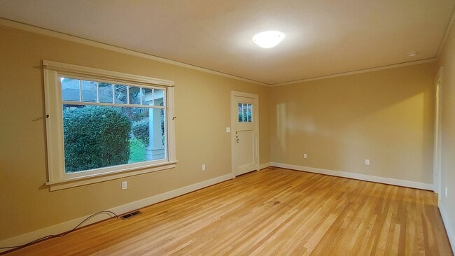 Building Photo - Darling 2 Bedroom Cottage  Located in the ...