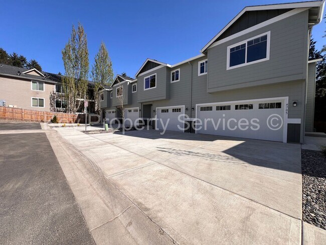 Foto del edificio - Spacious Townhome in Central Vancouver Location!