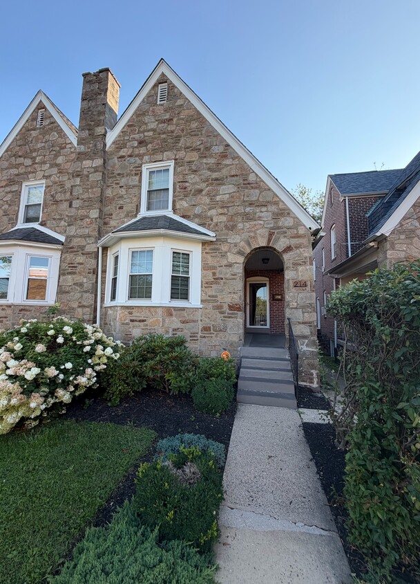Photo - 214 W 39th Street