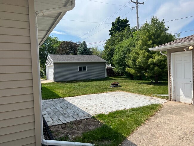 Brick patio space - 848 E Lindbergh St