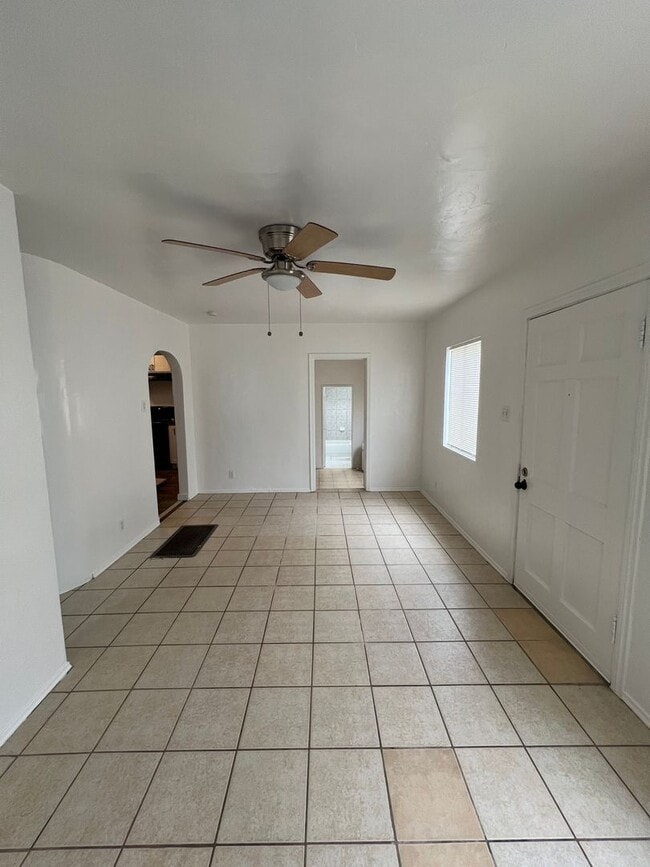 Building Photo - Charming 3-bedroom home!